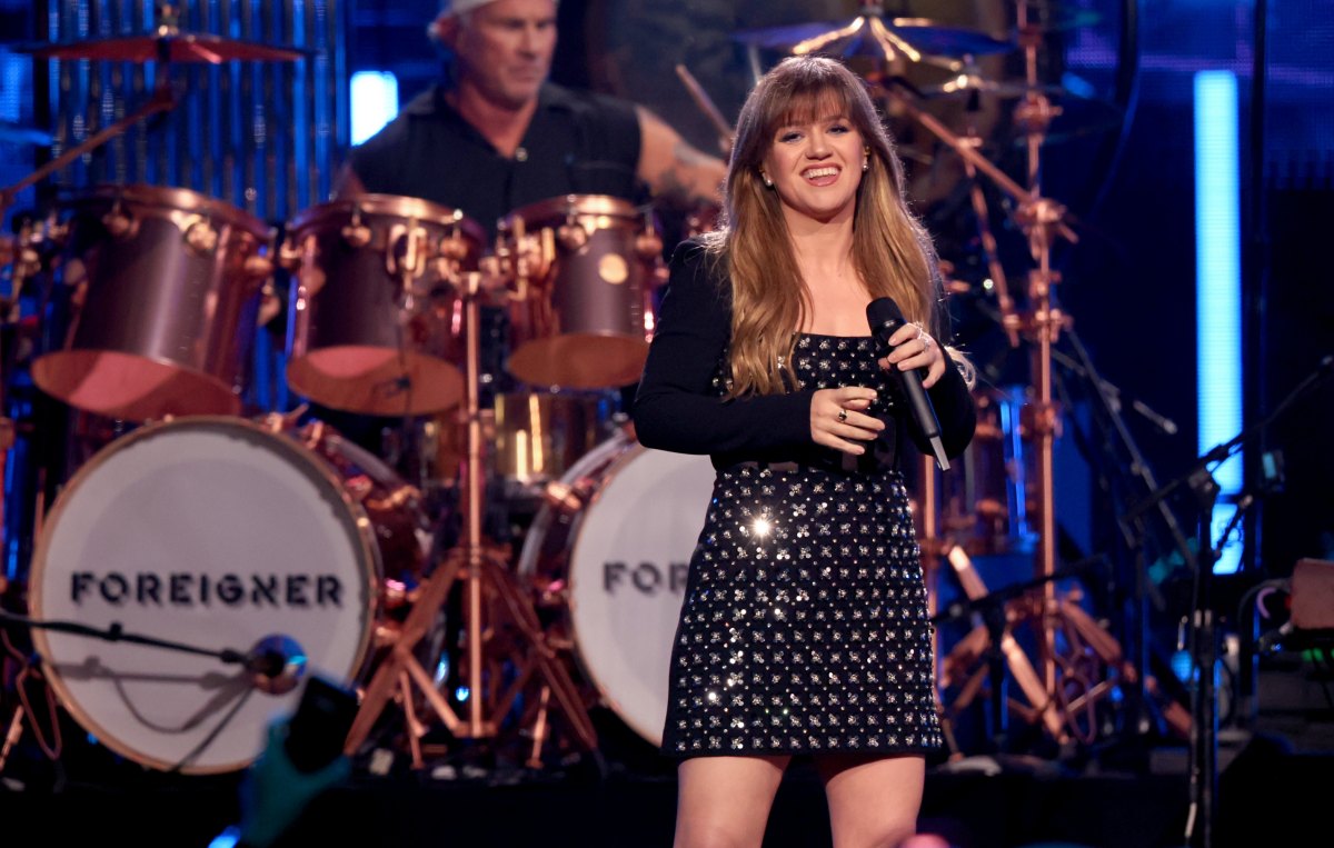 Kelly Clarkson Nearly Got Into a Fight With Her Talk Show HR About Complimenting People’s Looks