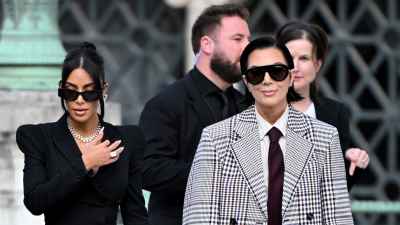 Kim Kardashian pinga em diamantes e penas durante o julgamento de Paris
