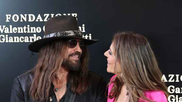 GettyImages-2216881993 billy ray cyrus and elizabeth hurley make their red carpet debut