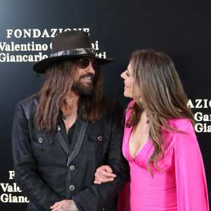 GettyImages-2216881993 billy ray cyrus and elizabeth hurley make their red carpet debut