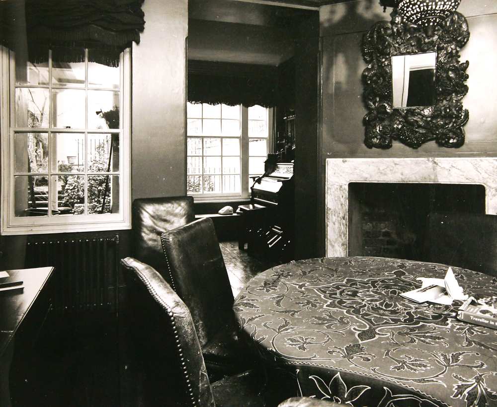 GettyImages-53316083 Jagger Faithful Chelsea Interior.jpg