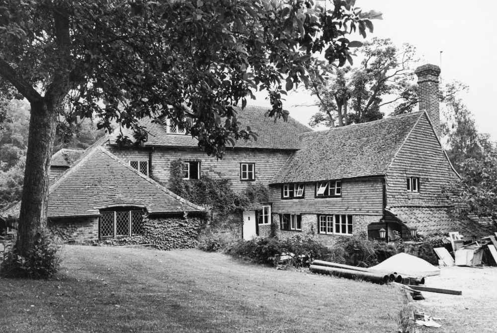 GettyImages-56124704 Brian Jones Cotchford Farm.jpg