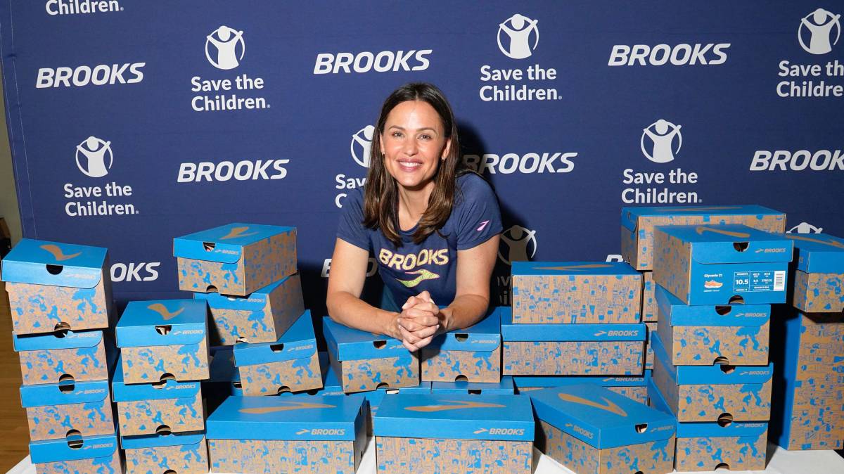 LANCASTER, CALIFORNIA - AUGUST 06: Jennifer Garner and Brooks Running donate more than 1,000 Brooks shoes to Save the Children partners in the Wilsona School District on August 06, 2024 in Lancaster, California. (Photo by Presley Ann/Getty Images for Brooks Running and Save the Children)