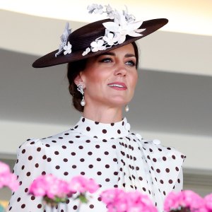 ASCOT, UNITED KINGDOM - JUNE 17: Catherine, Duchess of Cambridge watches the racing from the Royal Box as she attends day 4 of Royal Ascot at Ascot Racecourse on June 17, 2022 in Ascot, England. (Photo by Max Mumby/Indigo/Getty Images)