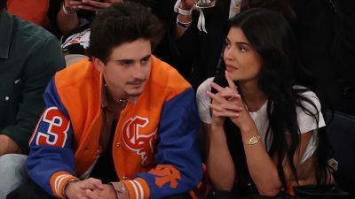 Kylie Jenner e Timothée Chalamet aproveitam um encontro noturno na quadra em um jogo de basquete.