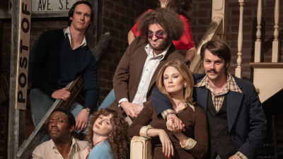 Um grupo de atores criou uma foto de elenco icônico do elenco principal de 'Saturday Night Live' no filme 'Saturday Night'.
