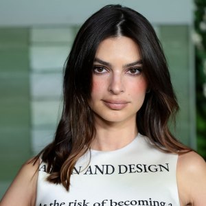 Emily Ratajkowski's Wakes Up To Clean Skin Thanks To This $20 Makeup Remover Amazon Shoppers Are Buying in Droves