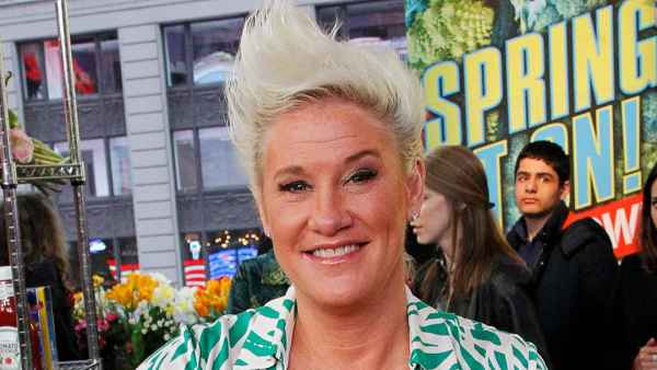 Food Network s Anne Burrell Dead Kardea Brown Sandra Lee and More Stars React Promo Stars React to Anne Burrell s Death Celebs Touching Tributes TCDGOMO_EC360