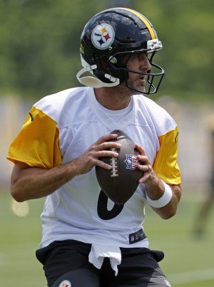 Aaron Rodgers Wears Wedding Ring at Steelers Minicamp Before Marriage