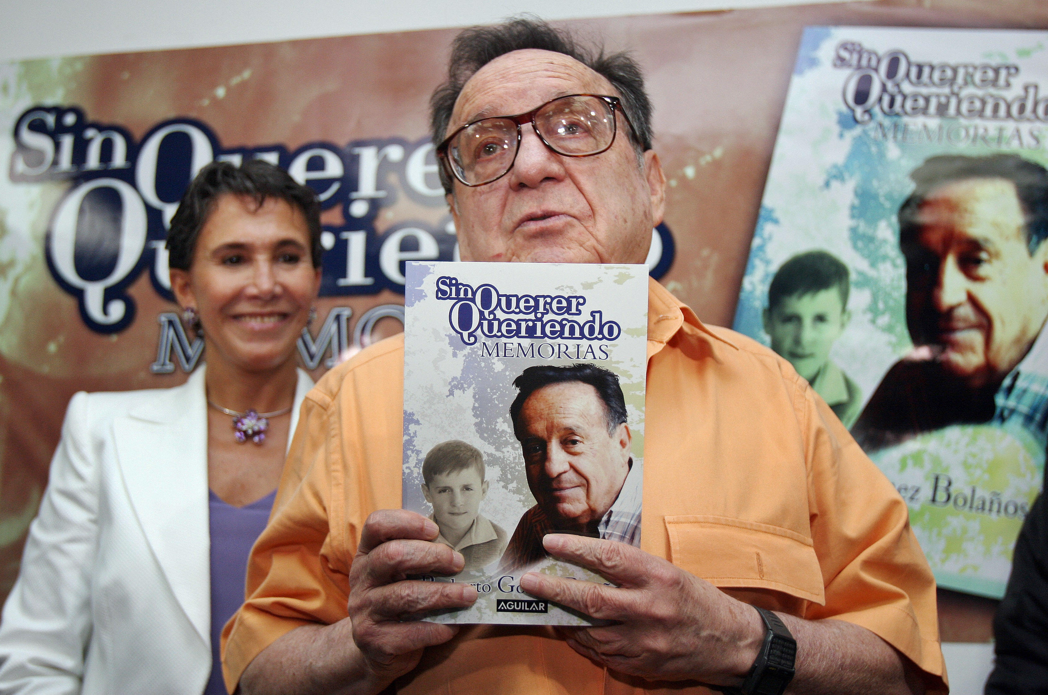 Roberto Gómez Bolaños 'Chespirito' presentando su autobiografía en 2006.