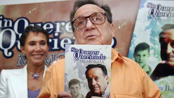 Roberto Gómez Bolaños 'Chespirito' presentando su autobiografía en 2006.