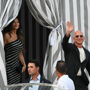 Jeff-Bezos-and-Lauren-Sanchez-GettyImages-2221367365
