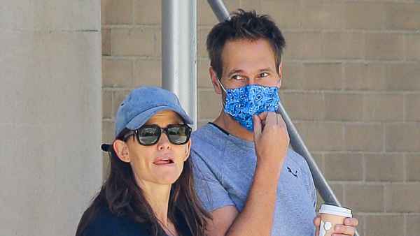 Jennifer Garner and Boyfriend John Miller Pack on Major PDA 008