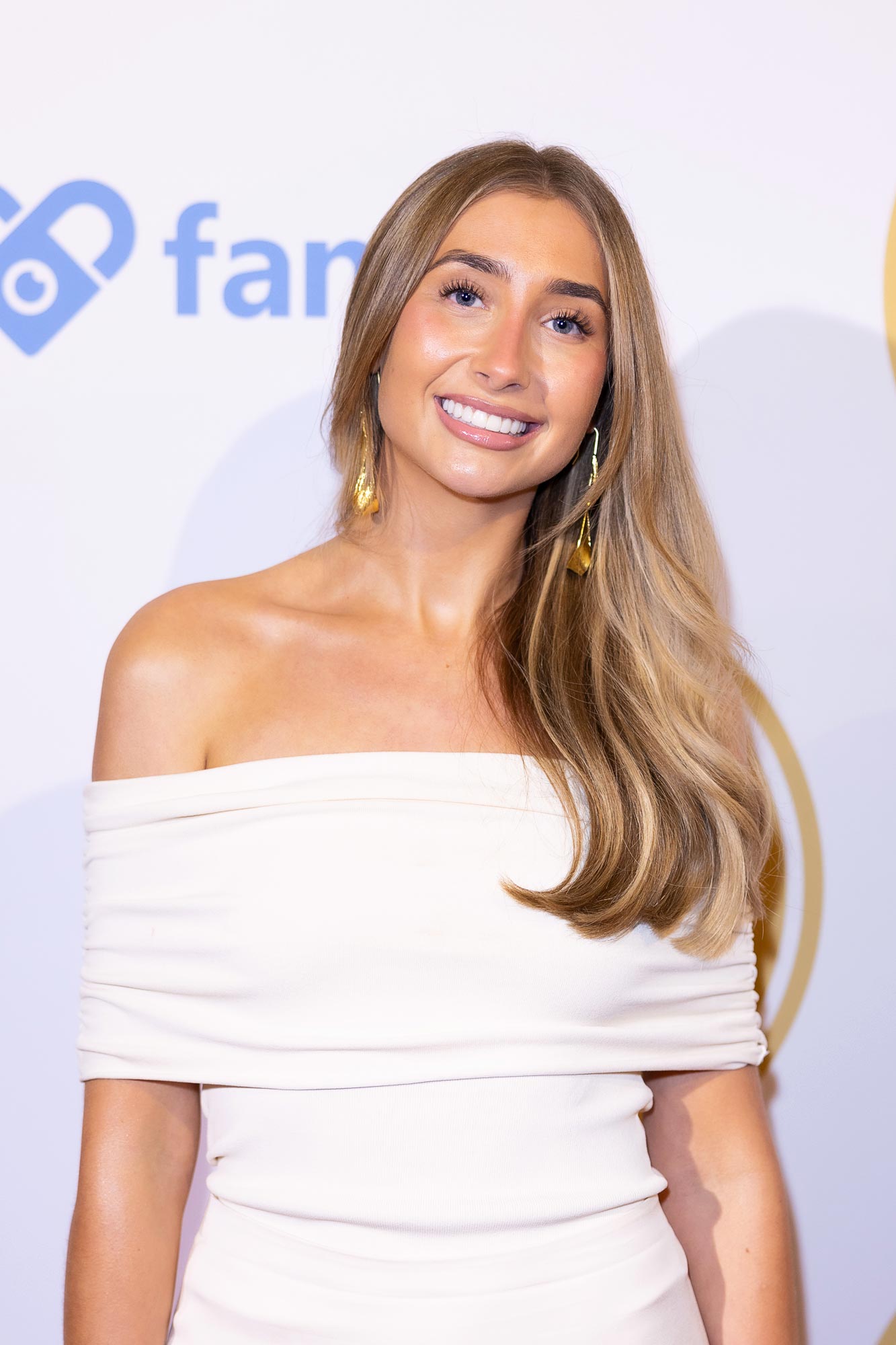 Lily Phillips bio 2195145371