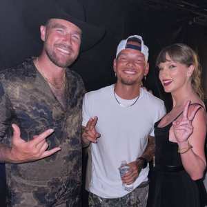 Taylor-Swift-Travis-Kelce-TEU-With-Kane-Brown-9028430
