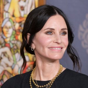 HOLLYWOOD, CALIFORNIA - FEBRUARY 28: Courteney Cox attends the premiere of STARZ "Shining Vale" at TCL Chinese Theatre on February 28, 2022 in Hollywood, California. (Photo by Rodin Eckenroth/WireImage)