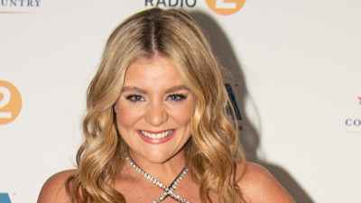 GettyImages-2069737893 Lauren Alaina Responds to Mom-Shamer Questioning How She Feeds Her Baby