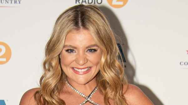 GettyImages-2069737893 Lauren Alaina Responds to Mom-Shamer Questioning How She Feeds Her Baby