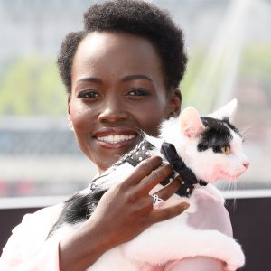Lupita Nyong'o con el gato Schnitzel.