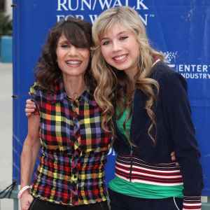 Jennifer Aniston Is Playing Jennette McCurdy s Mother in I m Glad My Mom Died Series