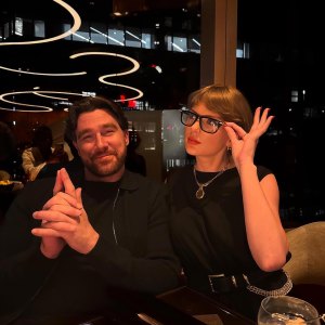 Travis Kelce Has a Pic of Him and Taylor Swift as His iPhone Background 5727703