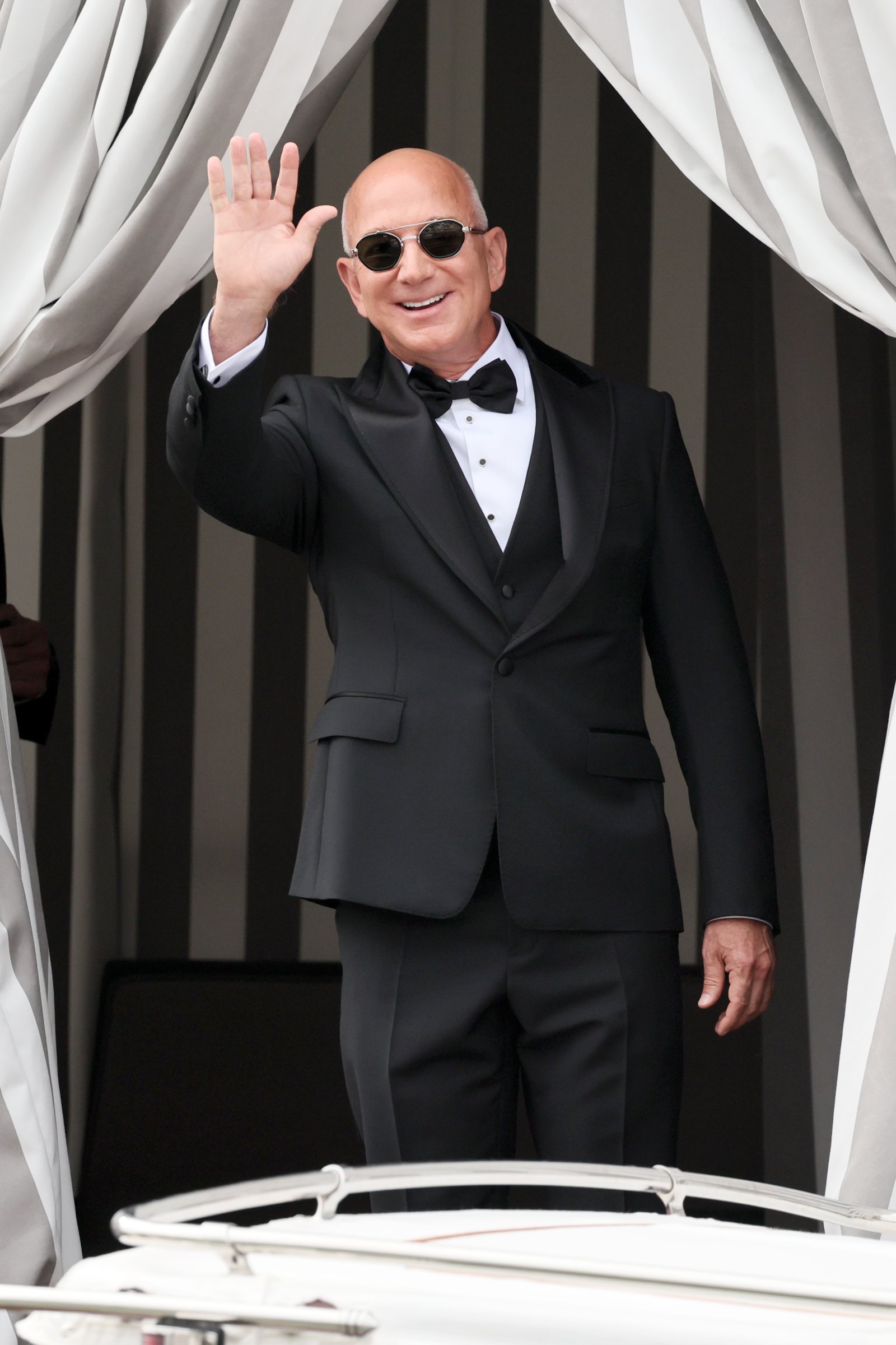 Jeff Bezos Debuts New Hairstyle After Wedding With Lauren Sánchez | Us ...