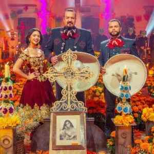 Pepe Aguilar con sus hijos Ángela y Leonardo