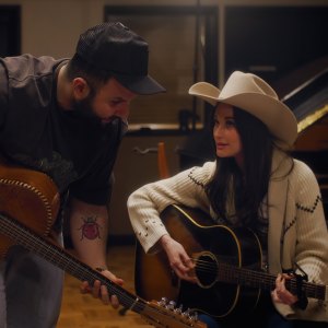 Carín León y Kasey Musgraves graban el sencillo "Lost in Translation"