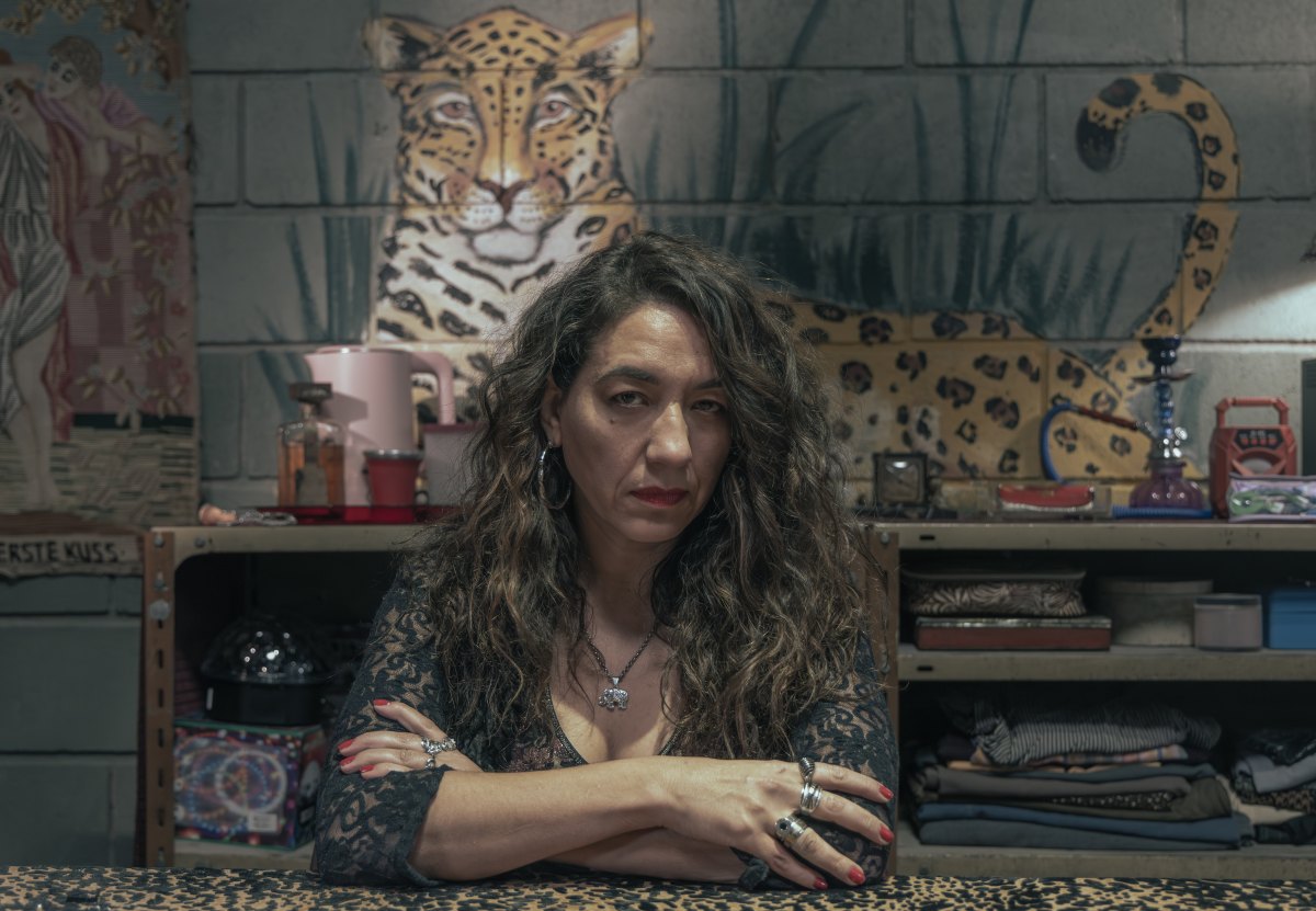 En el Barro. Lorena Vega as La Zurda in En el Barro. Cr. Consuelo Oppizzi / Netflix ©2025