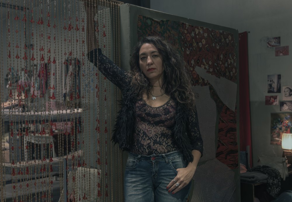 En el Barro. Lorena Vega as La Zurda in En el Barro. Cr. Consuelo Oppizzi / Netflix ©2025