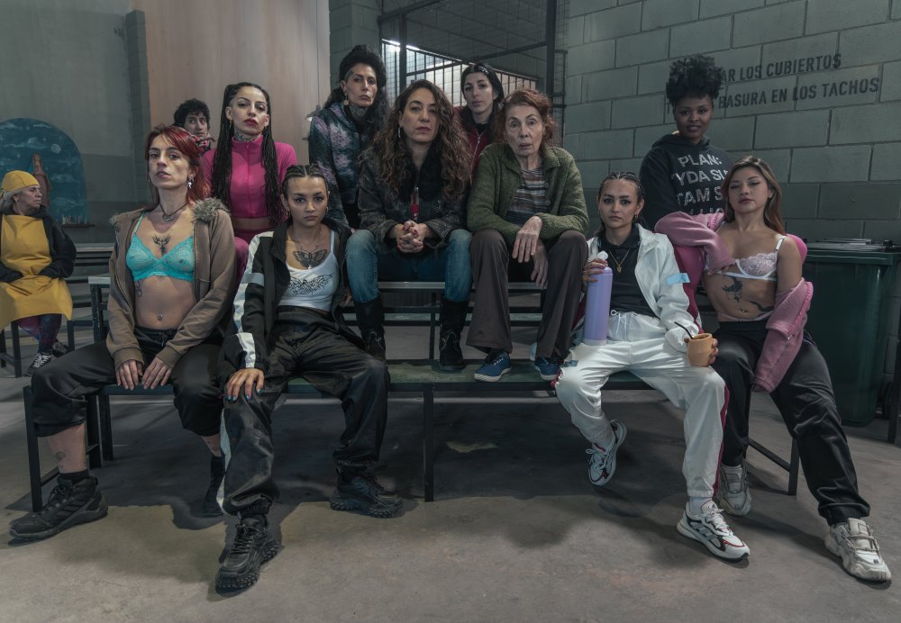 En el Barro. (L to R) Carmina Gonella as Gemela, Lorena Vega as La Zurda, Silvina Sabater as Victoria, Diana Gonella as Gemela in En el Barro. Cr. Consuelo Oppizzi / Netflix ©2025