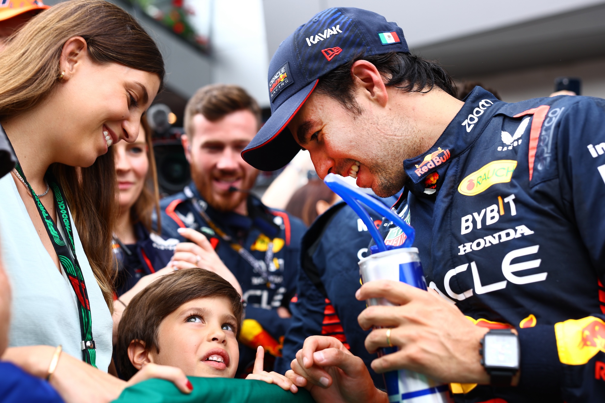 Carola, su hijo Sergio Jr. y Sergio "Checo" Pérez, piloto mexicano de F1