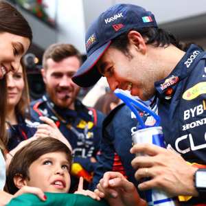 Carola, su hijo Sergio Jr. y Sergio "Checo" Pérez, piloto mexicano de F1