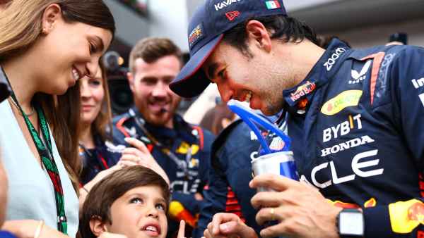 Carola, su hijo Sergio Jr. y Sergio "Checo" Pérez, piloto mexicano de F1