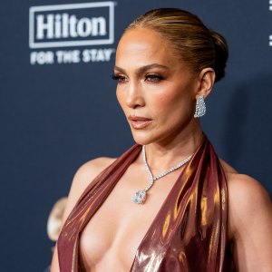 Jennifer Lopez’s Favorite Flip-Flops Go With Everything — And They’re 30% Off