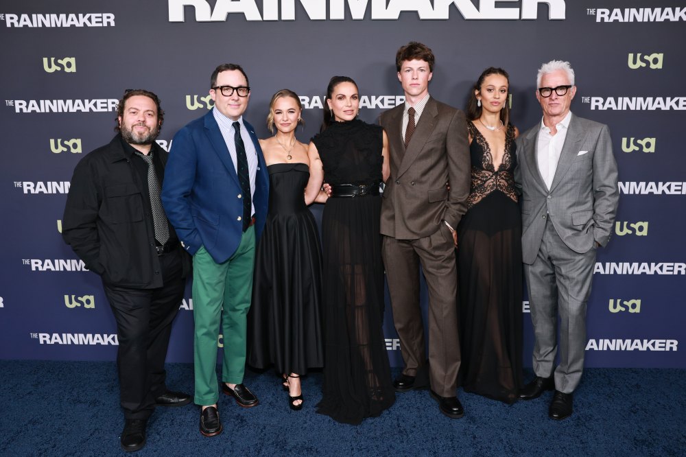 Lana Parrilla con el equipo y elenco de 'The Rainmaker'.