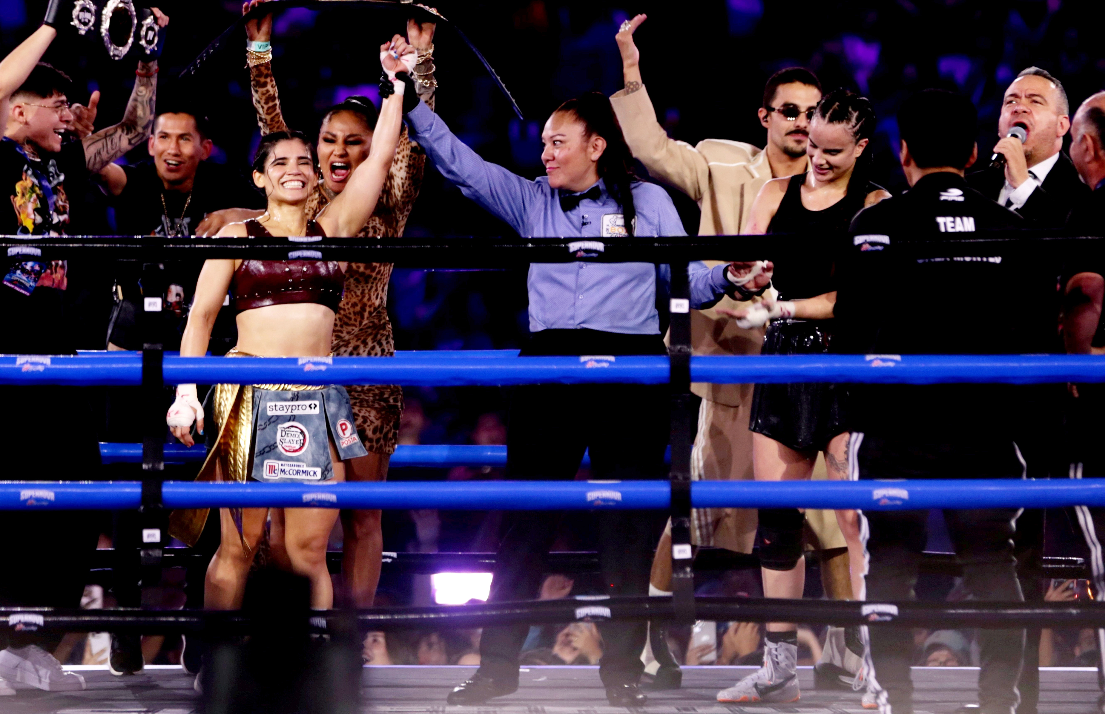 Alana Flores en su triunfo sobre la actriz Gala Montes en la Ciudad de México.