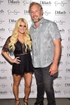 GetTyimages-67975866-Jessica-Simpson和Ex-eric-Johnson-Reunite-fort-Las and Flight.jpg