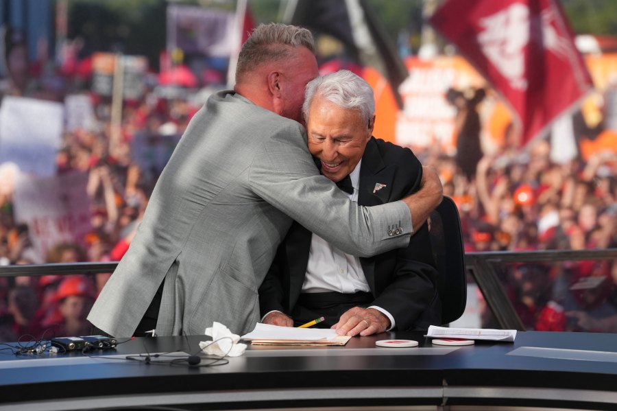 Sportscaster Lee Corso Signs Off From College GameDay After 38 Years ...