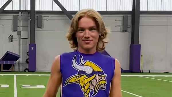 Minnesota Vikings Male Cheerleader Blaize Sheik Shuts Down Haters While Making NFL Debut 001