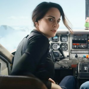 Michelle Dockery and Topher Grace in Flight Risk