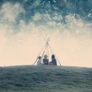 Cameron Spurr, Kirsten Dunst, Charlotte Gainsbourg in Melancholia
