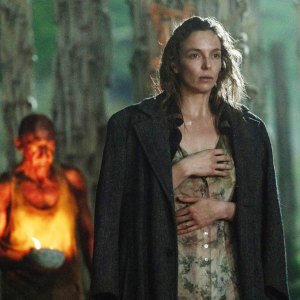 Ralph Fiennes and Jodie Comer in 28 Years Later