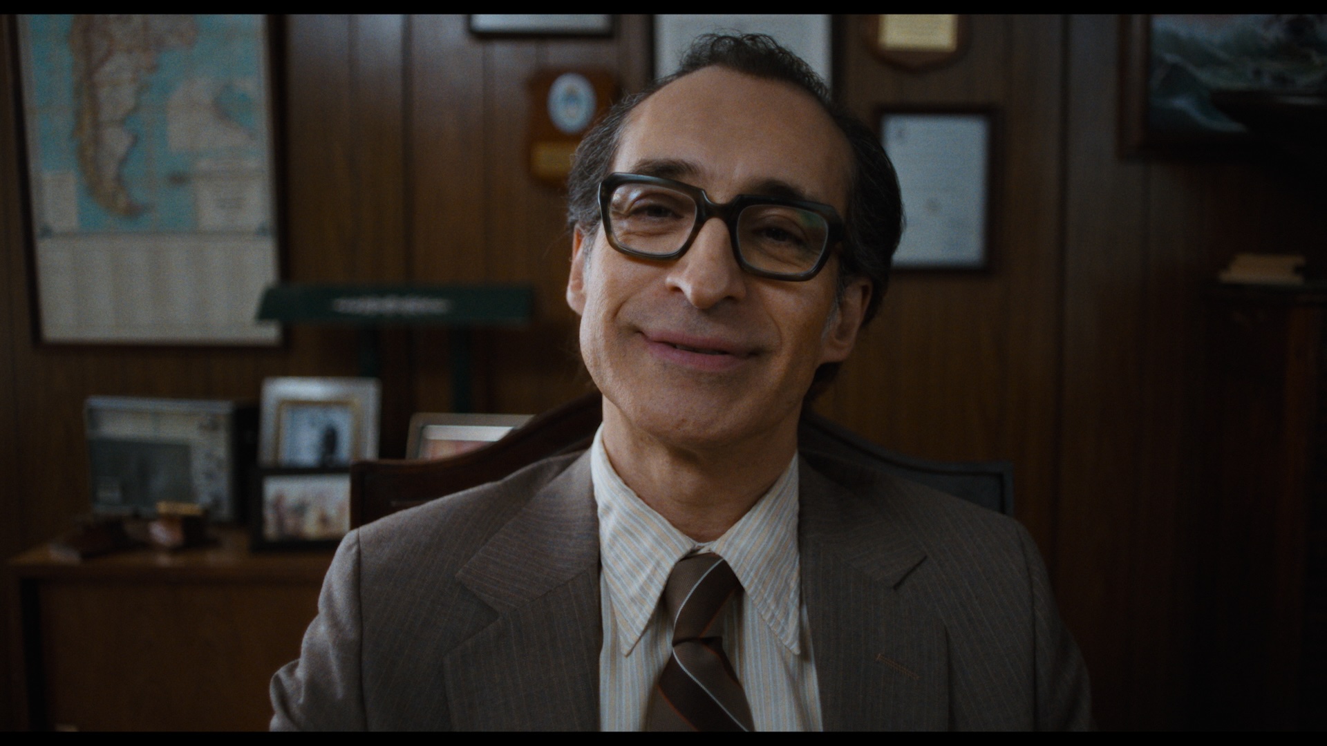 Bruno Bichir como el alcaide de la prisión en "El beso de la mujer araña"