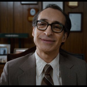 Bruno Bichir como el alcaide de la prisión en "El beso de la mujer araña"