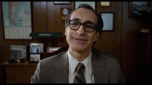 Bruno Bichir como el alcaide de la prisión en "El beso de la mujer araña"
