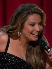 Cristela Alonzo in Cristela Alonzo: Upper Classy