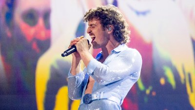 Benson Boone performing at the 2025 Grammy Awards.