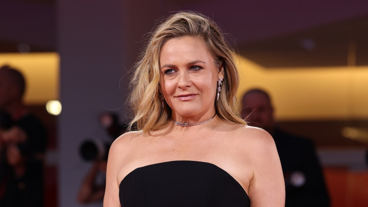 Alicia Silverstone Recalls Tabloid Harassment During Batman and Robin | Us Weekly Alicia Silverstone Recalls Tabloid Harassment During Batman and Robin | Us Weekly