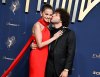 多年的星星在Emmys的PDA中包裝